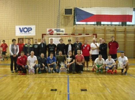 Odjezd z Brna dohodneme na místě, návrat do Nového Jičína předpokládáme mezi 18,00-19,00. 4. VÝSLEDKY HALOVÉ KOPANÉ Halový turnaj v kopané o Pohár odborů Varroc. V sobotu 24.11.