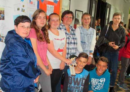 Ve škole se vyučují dva cizí jazyky od 3. ročníku angličtina, od 7. ročníku němčina. Jazykově nadaní žáci si mohou v 7. třídě vybrat volitelný předmět konverzace v angličtině.