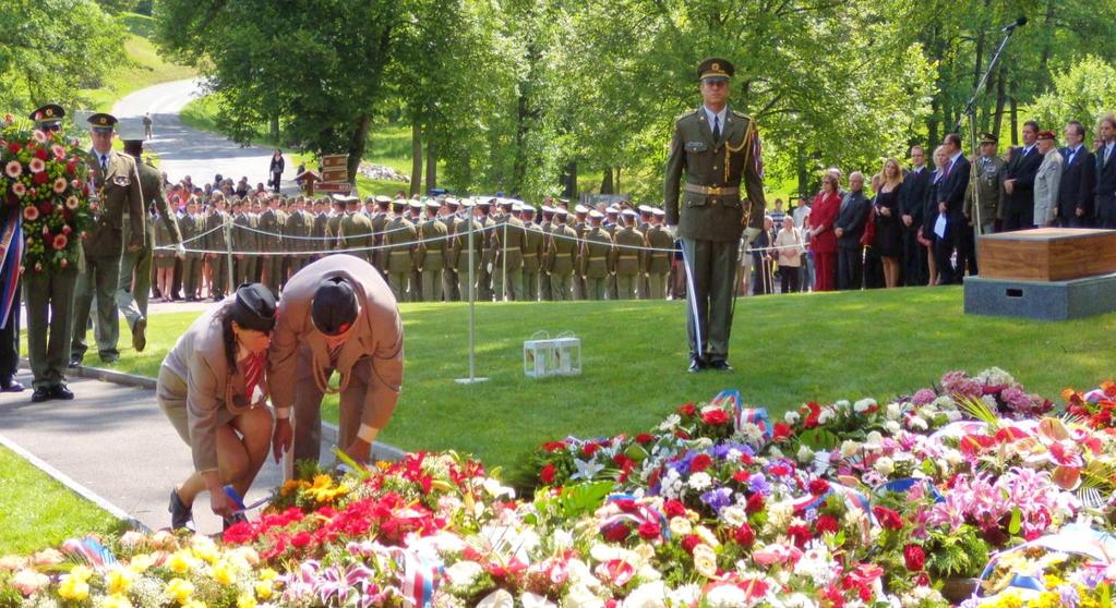 Leţáky - 2011 V neděli 19. června proběhla v Leţákách vzpomínková akce, které se za naší ţupu zúčastnili ţupní náčelnice ses. Světlana Hofmanová a ţupní náčelník br. Vlastimil Pilař.