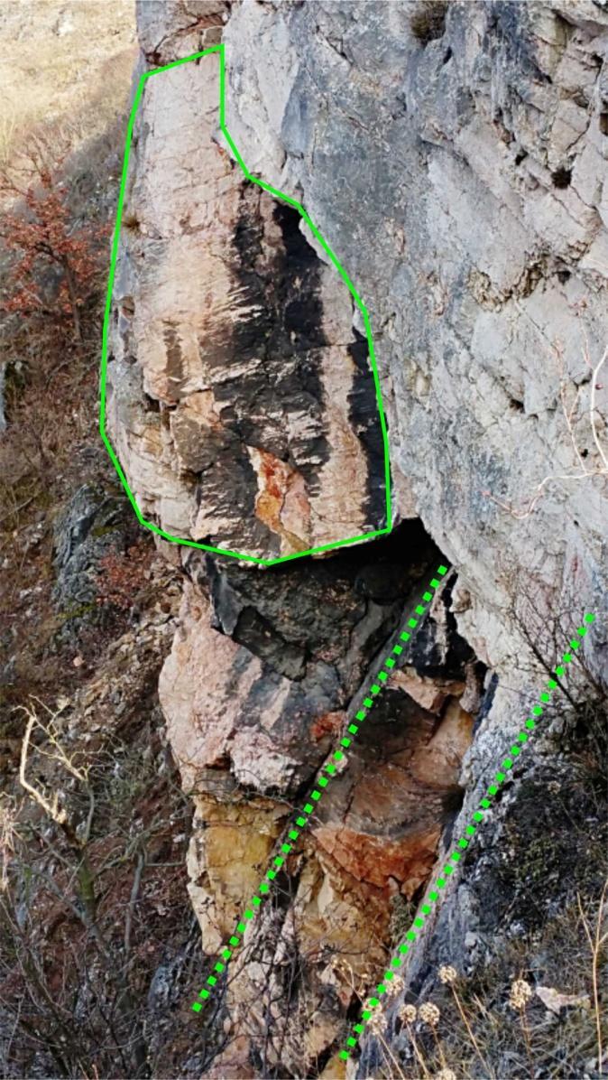 materiál. Zřetelně jsou vidět odlučné plochy, které mají jasnou oranžovo-růžovou barvu.