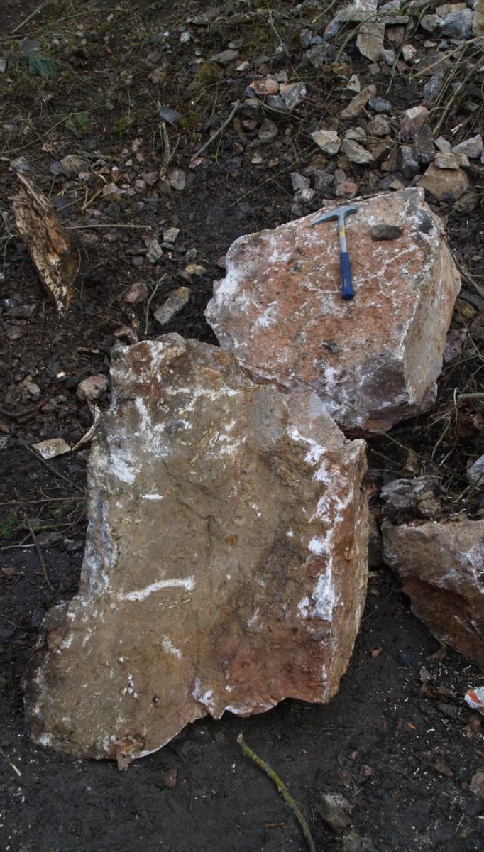 opadu úlomků hornin o velikosti do 50 cm. Dle ústního sdělení Ing.