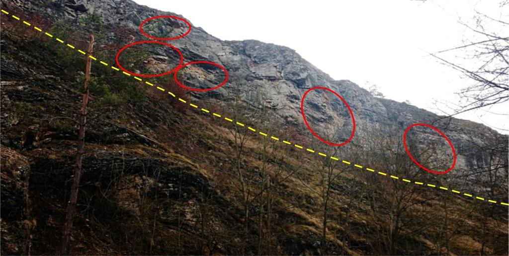 Foto 7 Velikost balvanů dopadnuvších na komunikaci Na Cikánce činila v aktuálním případě až 1 m.