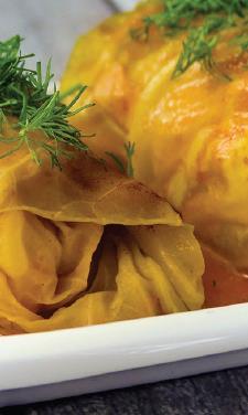 Plněné zelné listy 5 spařených zelných listů 150 g Osmažených plátků žampiónů 70 g Vařené rýže 30 ml Rajčatového protlaku 1-2 stroužky lisovaného česneku 1 polévková lžíce Octa 700 ml Vody 10 g Másla