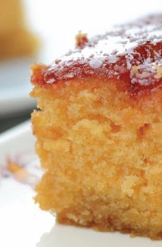 Medová buchta 5 Vajec 140 g Medu 250 g Cukru krystal nebo krupice 150 g Cukru moučky 10 g (1 bal) Prášku do pečiva 160 g Vlašských ořechů 360 g (2 hrnky) Polohrubé mouky Tuk na vymazání nádoby Mode: