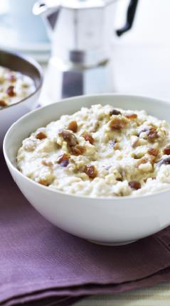 Ovesná kaše s jablky 1 l Mléka (plnotučné nebo polotučné) 150 g (cca 1,5 hrnku) Ovesných vloček 40 g Másla 1 celá skořice 1 jablko Cukr dle chuti (cca 5 lžic) Mode: PORRIDGE Time: 8 min Program: