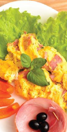 Vegetariánská omeleta 500 ml Mléka 50 g Čerstvého listového špenátu (lehce osmahnutého na cibulce s česnekem, aby se zbavil vody) 6 ks Cherry rajčátek nakrájených na kousky 10 Vajec 30 g Másla 1