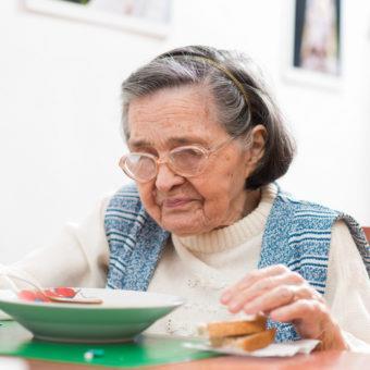 Výživa seniorů a starých osob riziko podvýživy a malnutrice Stejně tak, jak je pro normální růst a vývoj kostí, zubů a svalové hmoty nezbytná mléčná výživa u mladé generace, tak je obdobně důležitá