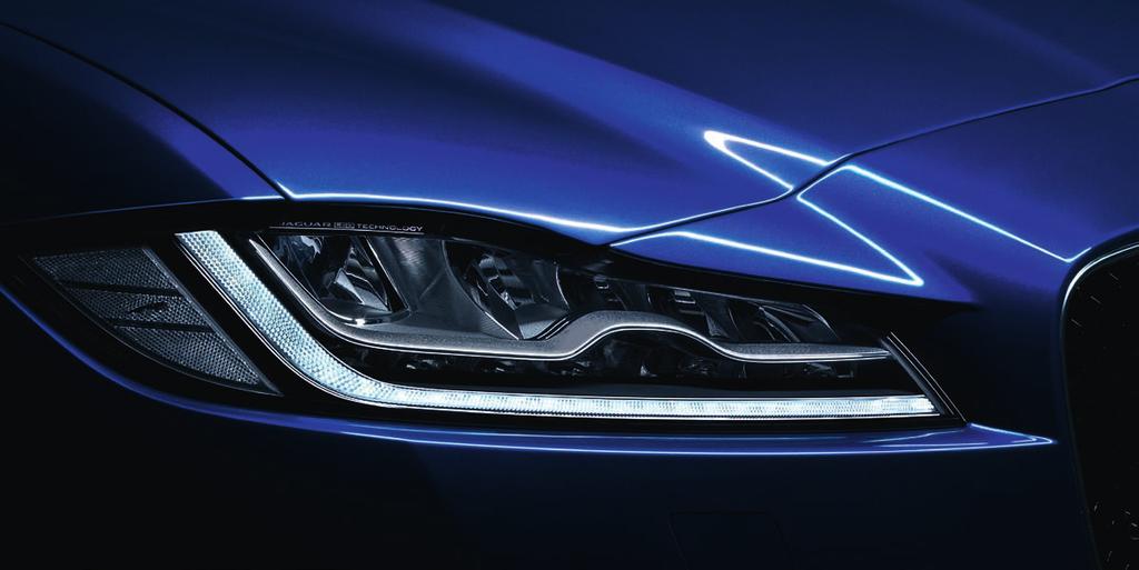 VNĚJŠÍ DETAILY ADAPTIVNÍ LED SVĚTLOMETY* F-PACE je okamžitě rozpoznatelný dokonce i za tmy díky adaptivním LED světlometům* se světly pro denní svícení ve tvaru písmene J, který je pro Jaguar