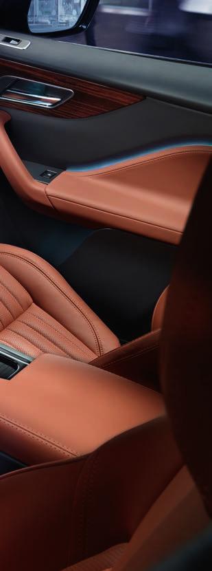 VARIANTY INTERIÉRU SPORTOVNÍ ZVÝŠENÁ POLOHA ZA VOLANTEM ROZSÁHLÉ MOŽNOSTI INDIVIDUALIZACE Interiér modelu F-PACE kombinuje ve svém moderním designu sportovní charakter a eleganci.