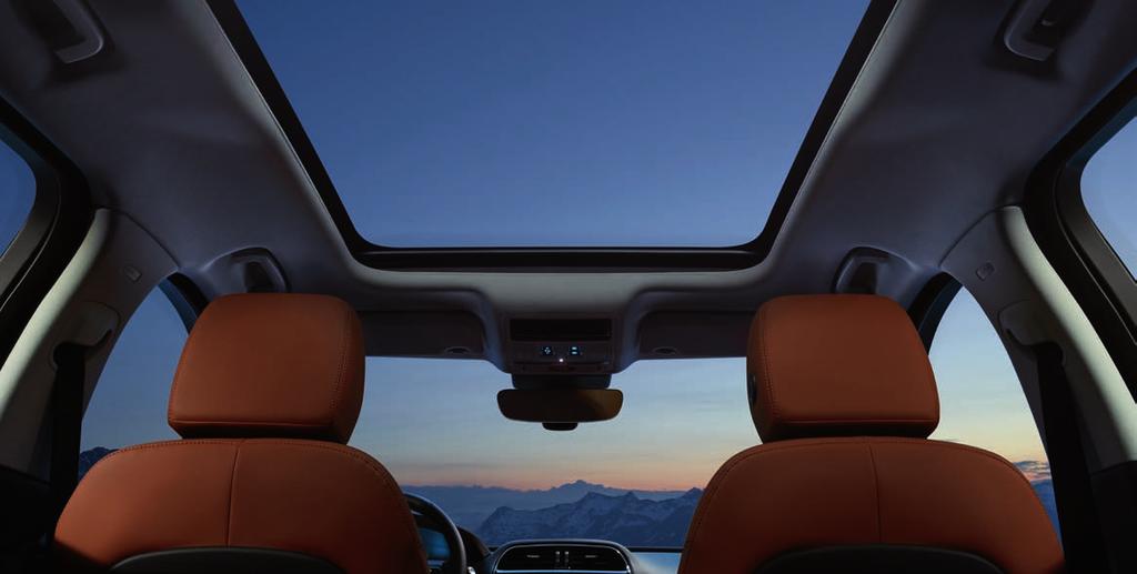 PROSTOR V INTERIÉRU PANORAMATICKÉ STŘEŠNÍ OKNO OPTIMALIZOVANÝ PROSTOR VZADU VOZIDLO NA SNÍMKU NA PŘEDCHOZÍ STRANĚ: F-PACE R-SPORT SE SPORTOVNÍMI SEDADLY ČALOUNĚNÝMI PERFOROVANOU KŮŽÍ S VÝRAZNOU