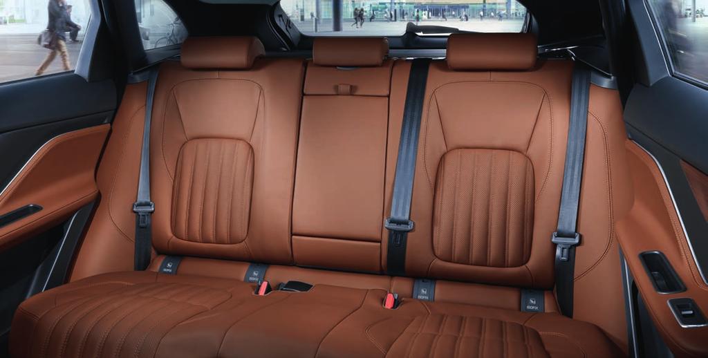 Vyberte si jedno z našich na přání dodávaných panoramatických střešních oken, které zaplaví interiér vašeho vozu F-PACE světlem a umocní dojem vzdušného prostoru.