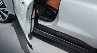 Nášlapy pod bočními prahy se při otevření dveří nebo při zmáčknutí tlačítka na dálkovém ovládání automaticky vysounou.
