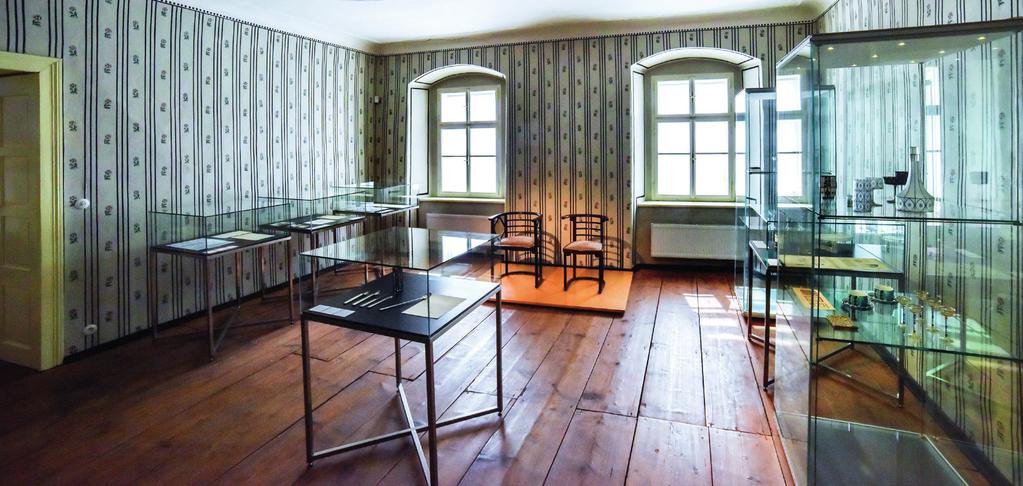 Pojďme si prohlédnout některé, které navrhoval designér a architekt Josef Hoffmann, a vytvořme si tapetu nebo koberec dle vlastních představ.