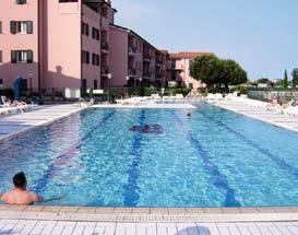 RESIDENCE ALBATROS (kdykoliv) bazén Hezký apartmán (1. patro, s výtahem) s bazénem se nachází ve velmi klidné zóně, v přístavu s plachetnicemi, cca 500 m od pláže a v blízkosti hotelu Teresa.