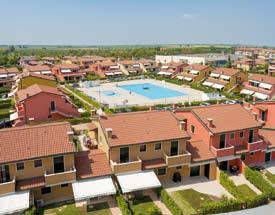 VILLAGGIO DEI FIORI (So) Hezké apartmány s bazénem pro dospělé i děti v klidné části města, 300 m od pláže a cca 450 m od centra města.