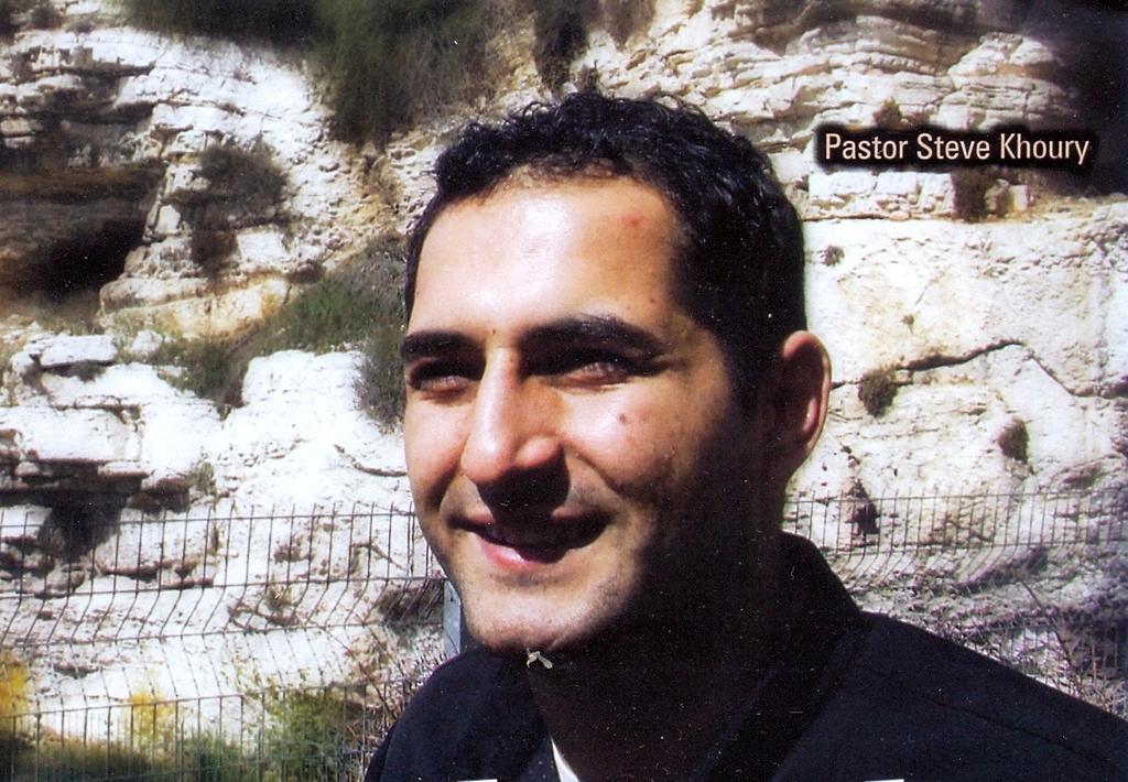 Církev na Západním pobøeí ije doslova ze všech stran v obleení, prohlašuje Alex Awad, pastor a studentský diakon pøi Betlémské biblické univerzitì.