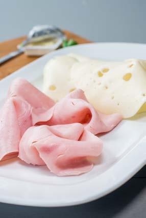 3 156,5 kj 99 Kč 4,10 Eur / Happy Hours 8,90 Eur 214 Kč / PRICE snídaně americká 2 vejce se šunkou dle přání, ementál, máslo, marmeláda, pečivo, teplý nápoj dle nabídky