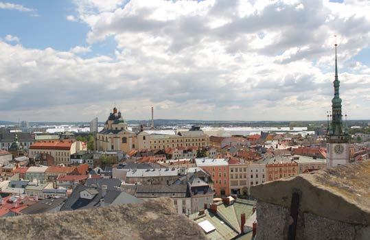 a) Návrh zástavby v rozsahu dle platného UP, v ploše 03/056P o výšce 19/23m (zákres do fotografie) b) Návrh zástavby v rozsahu dle platného UP + Varianta 29/29m barevně odlišena (zákres do