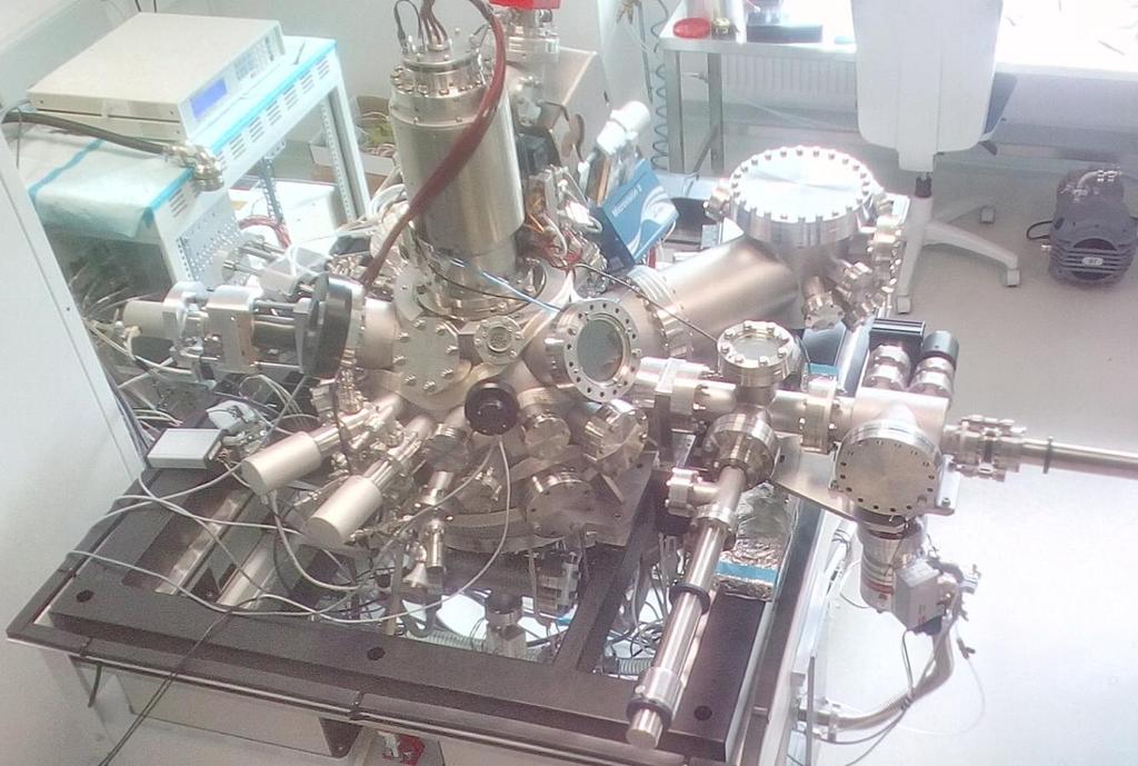 1.6 Popis zařízení UHV SEM Prototyp zařízení UHV SEM (obr. 1.16) vyvíjený společností TESCAN Brno, s.r.o., ve spolupráci s Ústavem fyzikálního inženýrství a Ústavem přístrojové techniky AV ČR, v.v.i., představuje jedinečnou platformu spojení rastrovacího elektronového mikroskopu a rastrovacího sondového mikroskopu (Scanning Probe Microscope SPM) v UHV podmínkách.