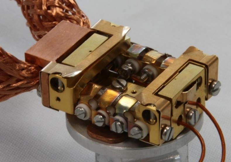 3.3 Konstrukční návrh prototypu V konstrukčním návrhu prototypu clony objektivu je použitá stejná pozlacená clona. Hlavní změnou oproti funkčnímu vzorku je zaimplementování chladicího systému clony.