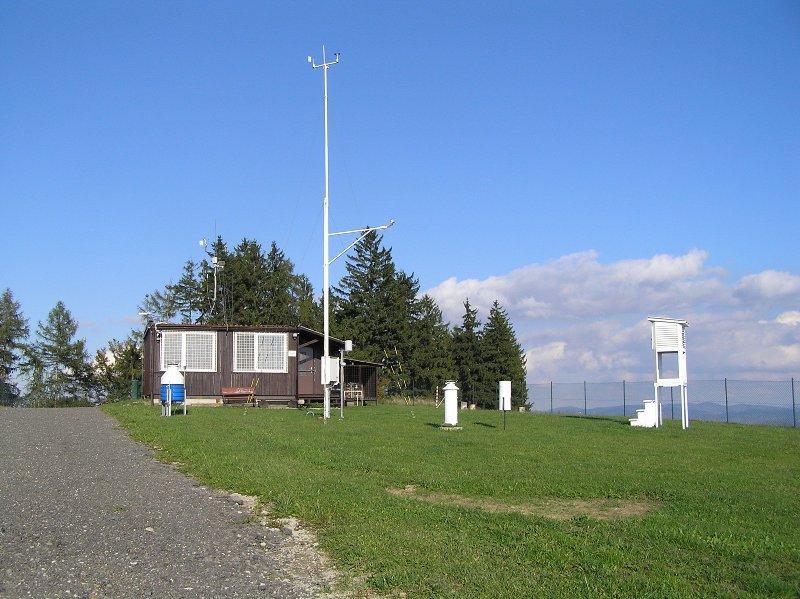 V rámci porovnávání mnoţství elektrické energie vyrobené pomocí větru a slunečního záření zde bylo 13. července 2006 postaveno šest panelů s fotovoltaickými články o celkovém výkonu 600W.