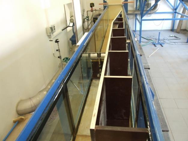 3.SOUČASNÝ STAV POZNÁNÍ rozměry fyzikálních modelů M l 1:1 M l 1:2 M l 1:2,5 [mm] hradicí výška H při α = 85 122 61 49 poloměr návodního líce R 2,25H poloměr vzdušního líce R 1 0,39H délka oblouku