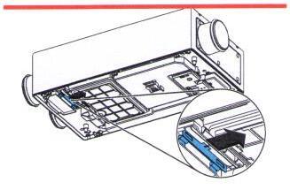 pojistku z plíšku odehněte do strany. stiskněte k sobě lamely (červená šipka) na kazetě s filtrem pro přívodní vzduch.