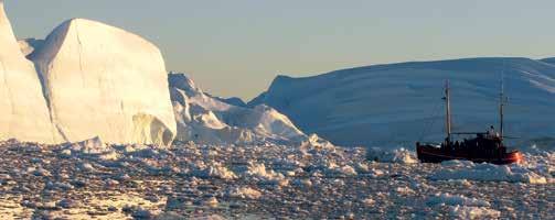 Ilulissat Grónsko Modrá laguna Gullfoss Landmannalaugar Dyrhólaey Island Volně plující ledové kulisy u města Ilulissat foto: Josef Chodur Panorama s typickou islandskou farmou pod sopkami foto:
