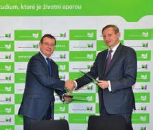 PRICEWATERHOUSECOOPERS ČR A ŠKODA AUTO Šance pro studenty Bohdan Wojnar, člen představenstva Škody Auto (vlevo), a Jiří Moser, řídící partner PwC Česká republika, podepsali v pátek 17.