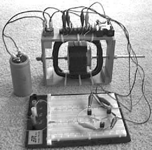 Obr. 140. Experimentální Bedini model motoru - Kole (Funguje bez baterie). V provedení znázorněném na fotografické Ris.140, motor má úložný výkonového kondenzátoru. Baterie v systému není.