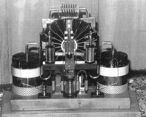 Dalším rysem konstrukce stroje Testatika: neobvyklé prvky, jako jsou perforované válce které jsou spojeny s vysokým napětím svorkami sběrače proudu na kotoučích.
