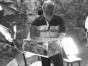 Na fotografii Obr. 97 ukazuje snímek z filmu: autor s generátorem na ruce.