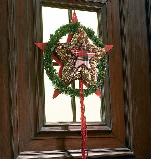 Do něj vypíchejte větvičky konifer, přidejte girlandu z vánočních koulí, šišky a hvězdičky