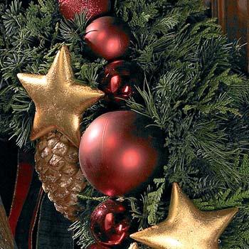 Vánoční hvězda Vázaný věnec krásně zvýrazní hvězdy.