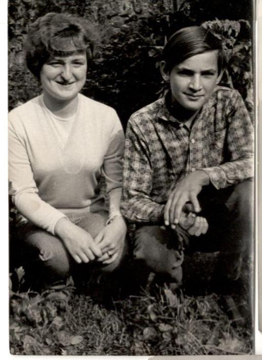 Děti: Helenka s Fandou, asi 1966 Maturitní foto dcery ze SZŠ Názor paní Pražákové na Jana Palacha Vzpomínku na Palachův týden v lednu 1969 má paní Pražáková spojenou s nemístnou poznámkou byšického