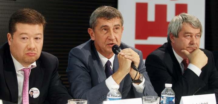 TREFA STRANA 5 CO MOHLO PŘI DOBRÉ VŮLI BÝT, A CO SE PO PŮL ROCE ZPITVOŘENÉHO ZRODILO? Programy a cíle ANO, SPD a KSČM se natolik prolínají, že se nabízelo zcela jednoduché řešení.