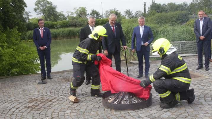 TREFA STRANA 8 Pražská kavárna a Sluníčkáři dostali po tlamě.