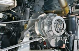 Řezací ústrojí je poháněno hydraulicky napínaným hnacím řemenem přímo od hlavní spojky motoru - absolutně bezúdržbové Kotoučová brzda, připojená na hlavní