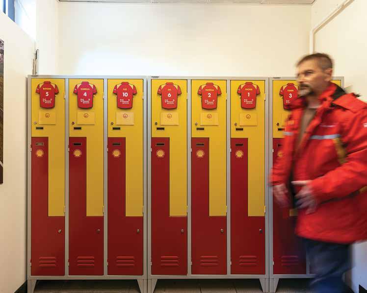 16 Shell s.r.o. Petr Juhas manažer prodeje V tomto roce jsme v rámci našeho programu rekonstrukce, vztahujícího se na všechny naše čerpací stanice, obnovili i šatny pro personál našich stanic.