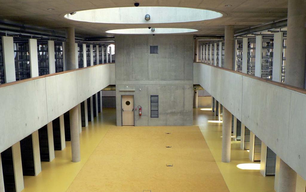 POHLEDOVÝ BETON PROBLÉMY PŘI VÝROBĚ Z POHLEDU ARCHITEKTA 2 ADAM HALÍŘ, PETR LEŠEK Pohledový beton je jedním z materiálů, které jsou typické pro dnešní dobu a jsou svým způsobem jednou z tváří soudobé