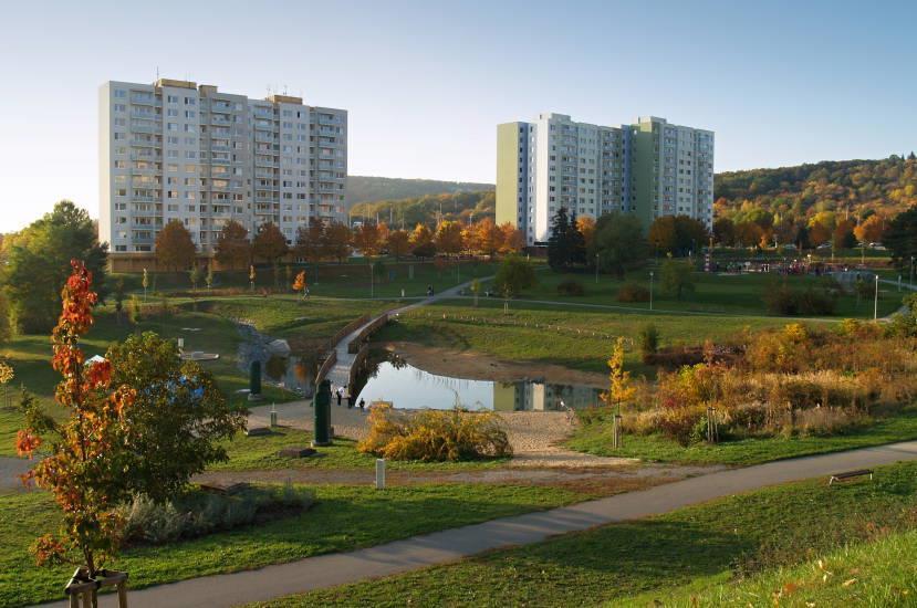 Park s využitím dešťové vody Park pod Plachtami - Brno, Nový Lískovec Předmětem poslední případové studie je realizace Parku pod Plachtami v Brně, městské části Nový Lískovec.
