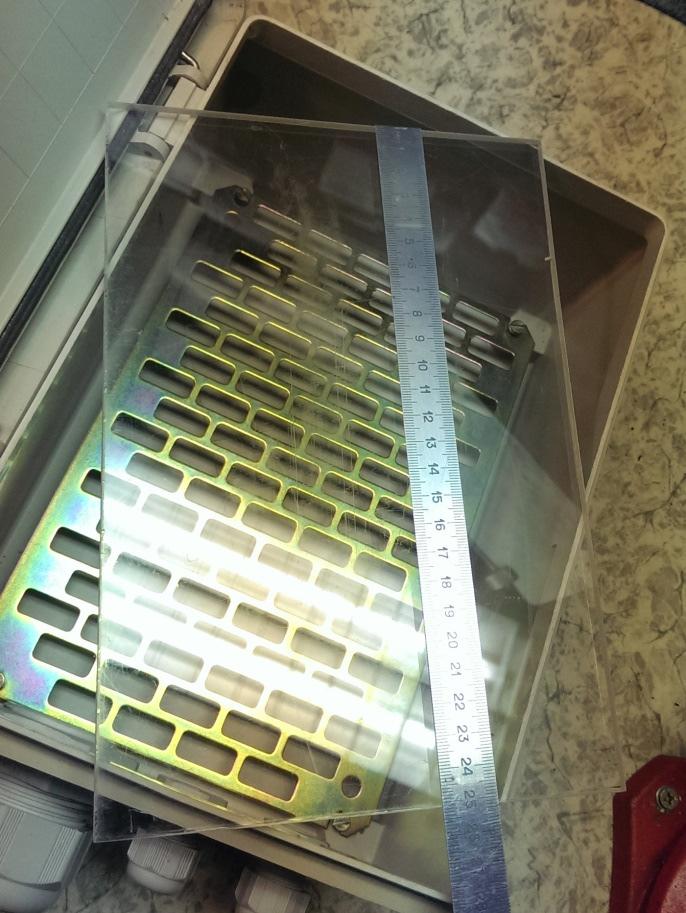 Proto sám obvykle používám další nosnou desku z plastů, nejlépe průhlednou (podobně jako v