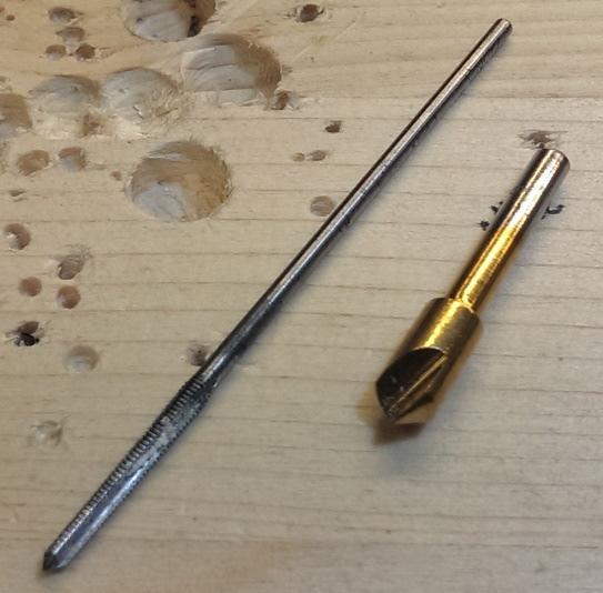 V plastové desce pak vrtáme díry průměr 2,5 mm, do nich vyřízneme závitníkem do plechu závit M3.