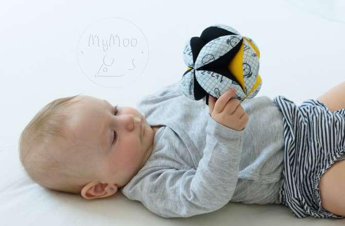 Mgr. Juliána Kočišová, MyMoo www.mymoo.cz Autorský design Montessori úchopový míček Miminku se špatně drží v rukou kulatý míček.