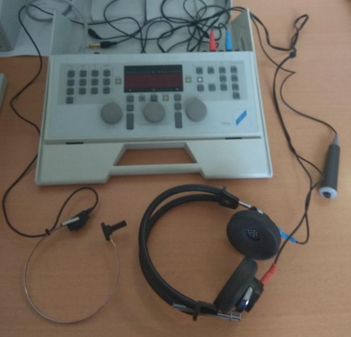 Obrázek 3.3 Audiometr, sluchátka, kostní vibrátor a signalizační tlačítko Před vyšetřením je nutné zajistit správné podmínky pro měření v tiché komoře.