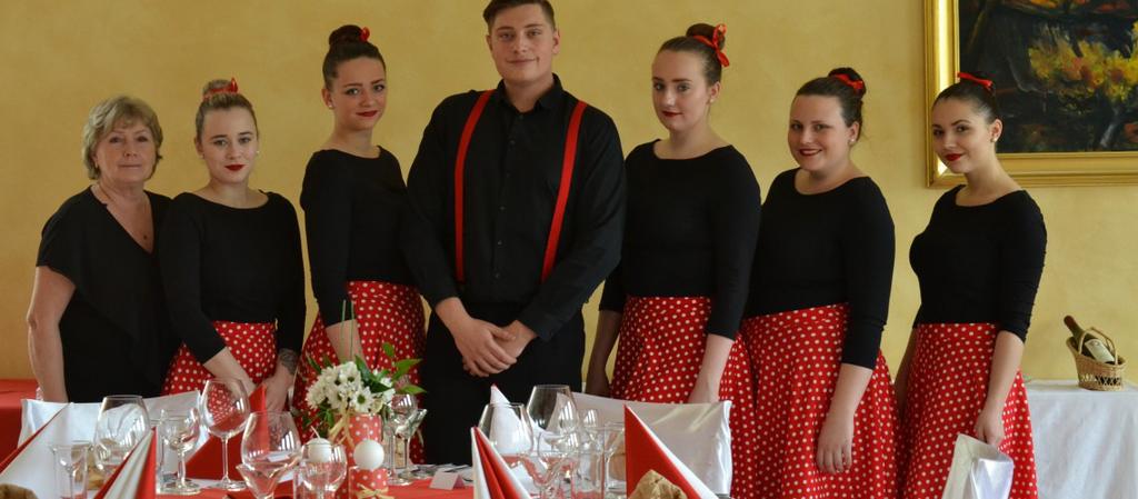 Maturanti 4. A oboru Hotelnictví konali praktickou maturitní zkoušku dne 16. 4. 2018 v prostorách školní restaurace a kuchyně. Letošním tématem byl film Pomáda.