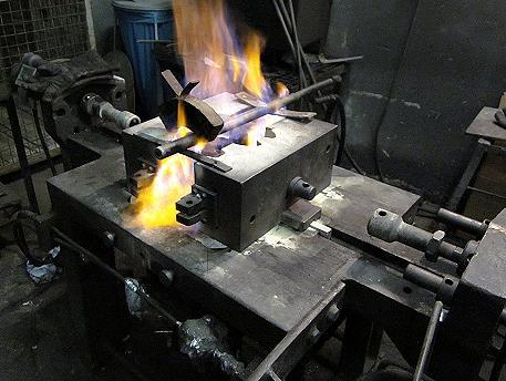 formy vyfoukána od nečistot odpadlých z jádra, pak byla kokila znovu uzavřena a zasunuty spodní jádra, které slouží k odlití 6 děr na přírubě odlitku.