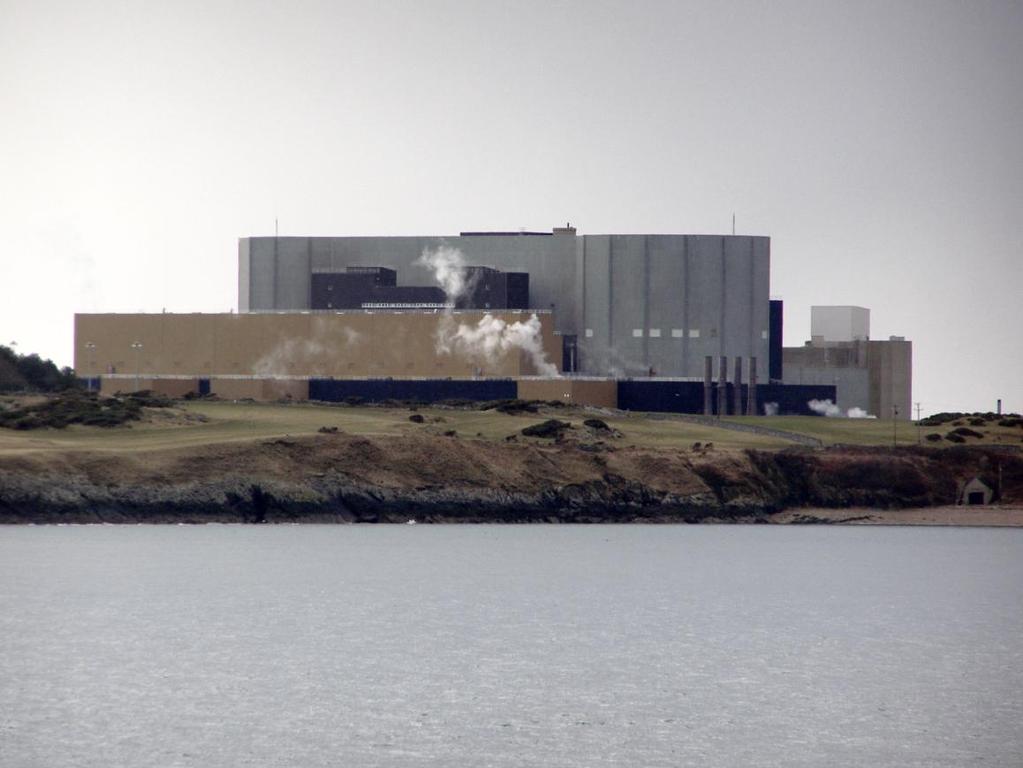 Jaderná elektrárna Wylfa ve Velké Británii s posledními pracujícími reaktory typu Magnox. První z nich byl spuštěn v roce 1971 a elektrický výkon každého z nich je 490 MW e.