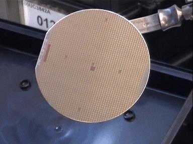 Křemíková deska s vyrobenými čipy se rozřeže diamantovou pilou na jednotlivé čipy.