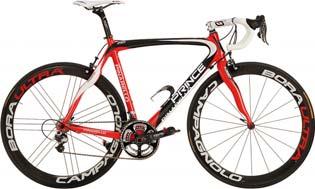 Zapletená kola jsou Mavic Ksyrium R-SYS, obutí je Vittoria Rubino, doplňky FSA a sedlo Fi zi:k Gobi. Dodávané velikosti jsou 54, 57 cm, cena je 59 999 korun.